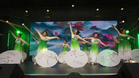 伞舞《梦入桃花源》 表演单位：多彩文化交流中心