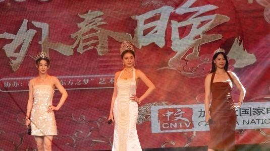 2024世界枫叶小姐冠军Amanda Wangz（中）、季军Tiffy Li（左）、最佳才艺获得者Yuki Wang（右）